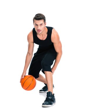 Basketbol oynarken yakışıklı bir adam portresi