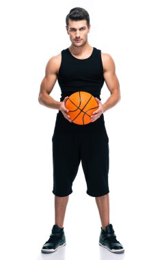 Yakışıklı basketbol oyuncusu topu ile