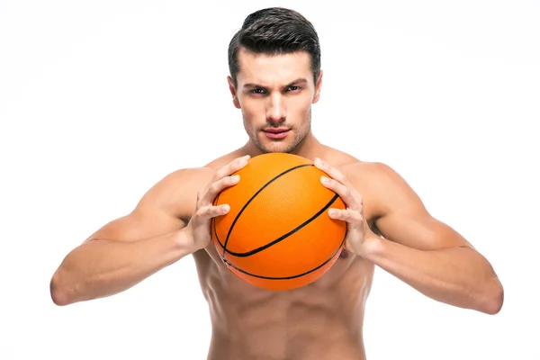 Porträt eines gutaussehenden Mannes beim Basketballspielen — Stockfoto