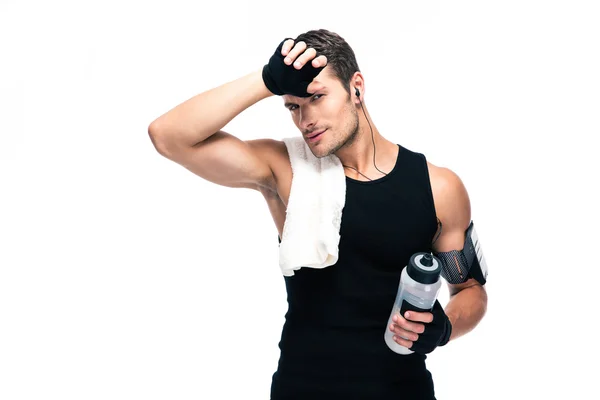 Cansado fitness homem com toalha e garrafa com água — Fotografia de Stock