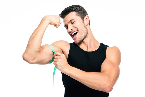 Fitnessmann misst seinen Bizeps — Stockfoto