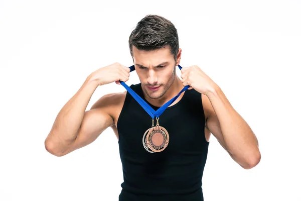 Homem de fitness coloca em sua medalha — Fotografia de Stock