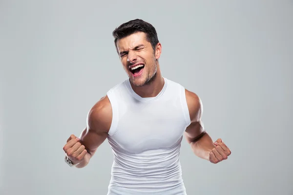 Uomo muscolare che celebra il suo successo — Foto Stock