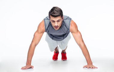 Fitness adamı şınav çekiyor.