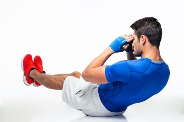 Fitness Man karın egzersizleri yapıyor