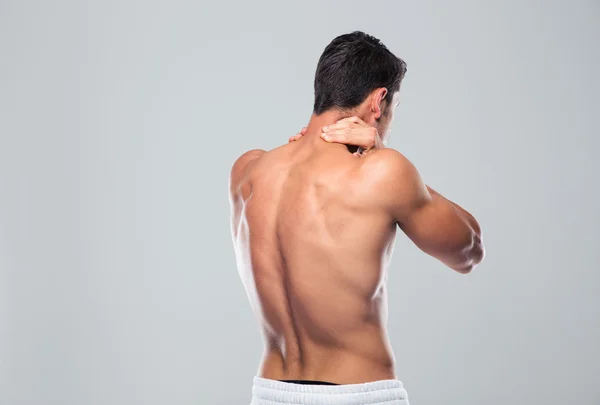 Vista posterior retrato de un hombre con dolor de cuello —  Fotos de Stock