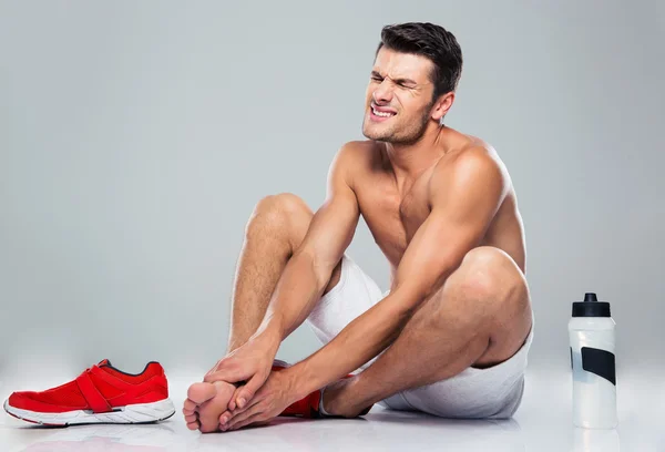 Retrato de um homem fitness com dor no pé — Fotografia de Stock