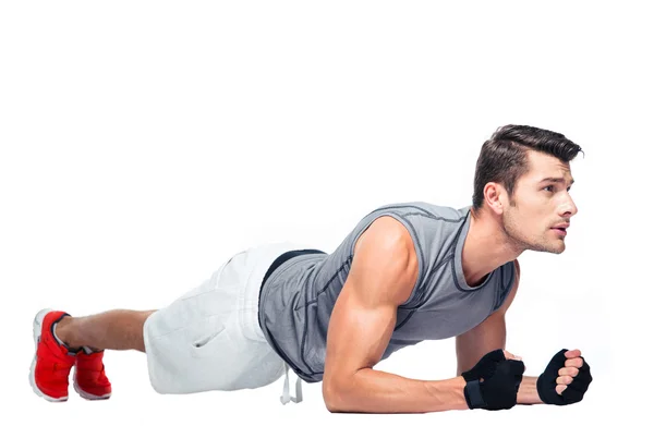 Fitnessmann macht Übungen auf dem Boden — Stockfoto