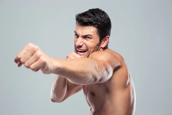 Muskulös man boxning — Stockfoto