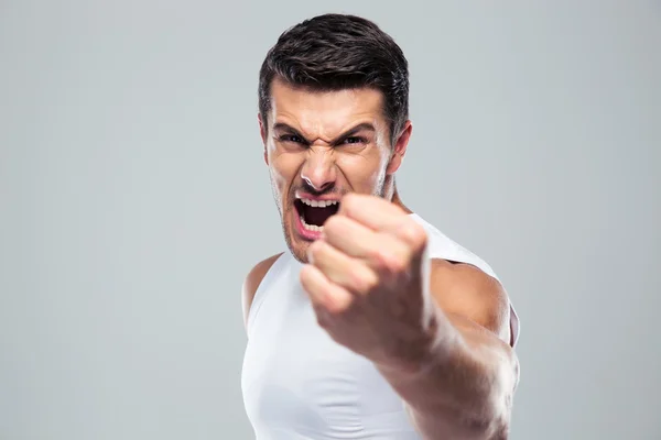 Angry man screaming over gray background — Stockfoto