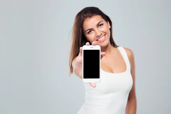 Mulher sorridente mostrando tela do smartphone — Fotografia de Stock
