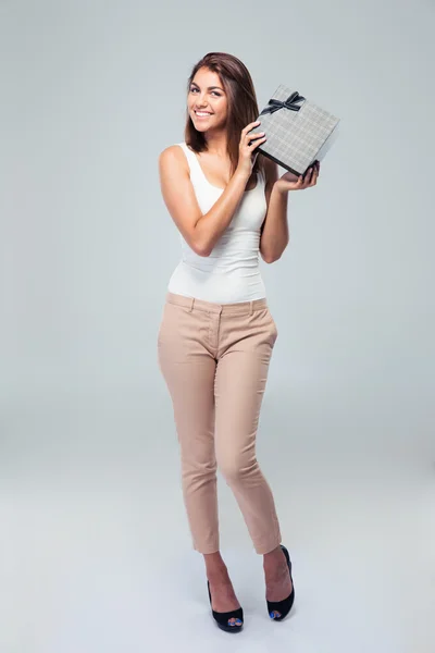 Mujer feliz sosteniendo caja de regalo — Foto de Stock