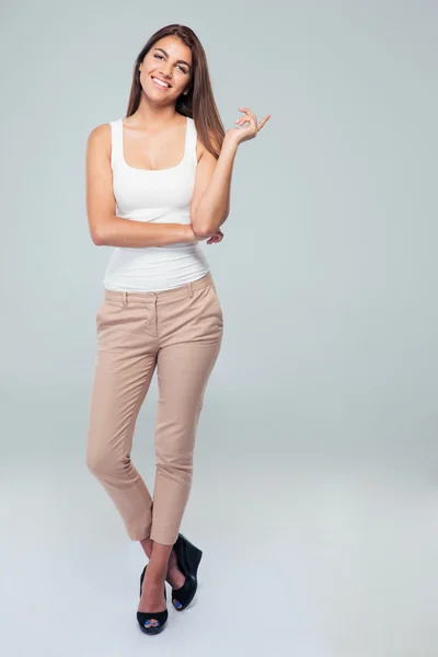 Retrato de cuerpo entero de una joven sonriente —  Fotos de Stock