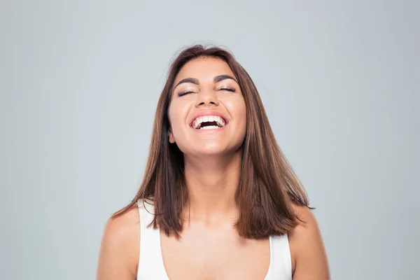 Retrato de uma jovem mulher rindo — Fotografia de Stock