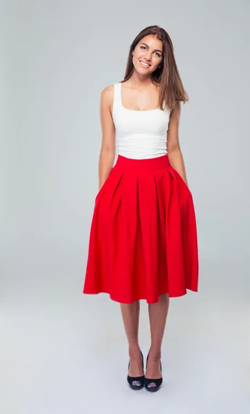 स्कर्ट में आकर्षक मुस्कुराते हुए महिला की पूर्ण लंबाई का चित्र — स्टॉक फ़ोटो, इमेज