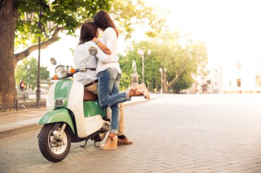 Genç çift sarılıyor.