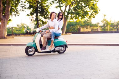 trendy çift sabah bir scooter sürme