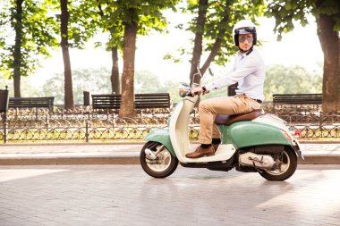 Trendy adam kask bir scooter sürme