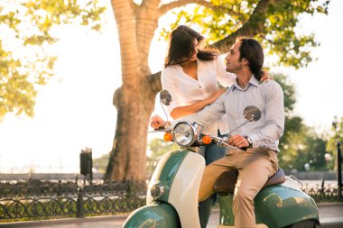 Scooter'flört mutlu Avrupa çift