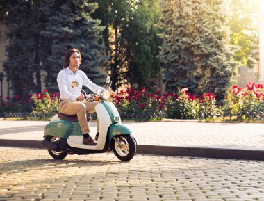 Yakışıklı adam sürüş scooter