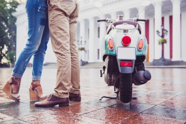 Tarihi kasabada olan bir çiftin kırpılmış görüntü