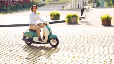 Şehirdeki bir scooter sürme adam