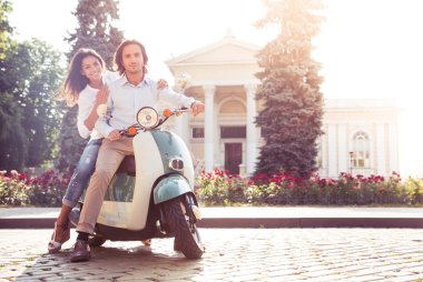 Scooter üzerinde mutlu genç Çift