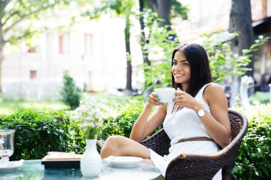 Kahve içme mutlu genç kız 