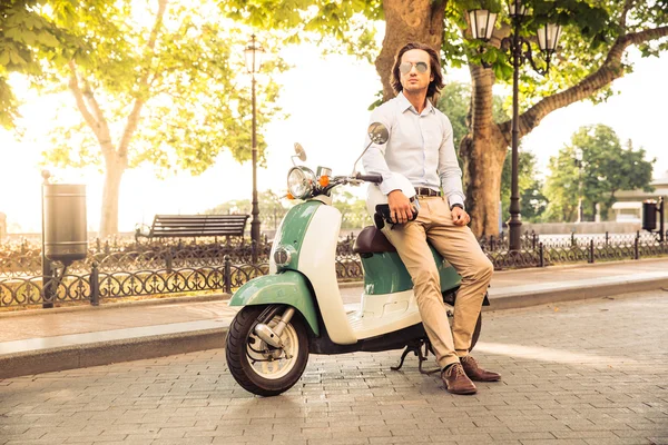 Retrato de um homem bonito em scooter — Fotografia de Stock