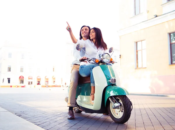 Jovem casal feliz na scooter juntos — Fotografia de Stock