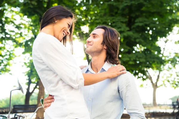 Porträt eines lächelnden romantischen Paares, das sich umarmt — Stockfoto