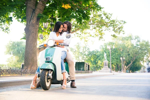 Gelukkige Europese paar flirten op scooter — Stockfoto
