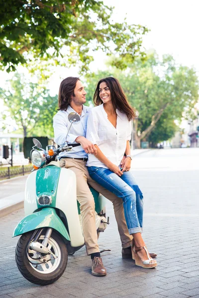 Jovem casal feliz em scooter — Fotografia de Stock