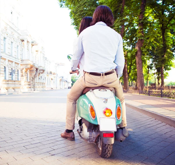 Rückansicht eines jungen Paares auf einem Motorroller — Stockfoto