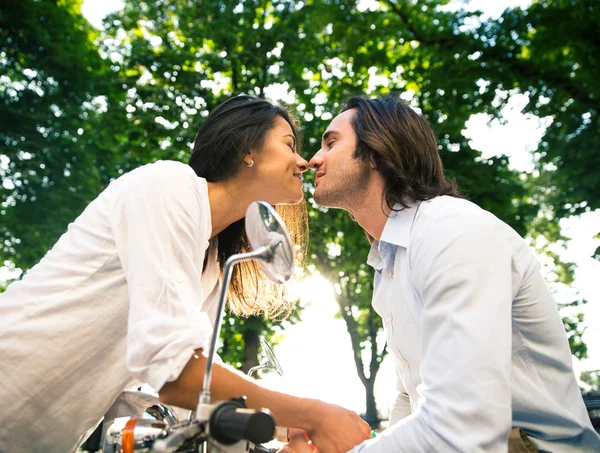 Feliz hermosa pareja besándose — Foto de Stock