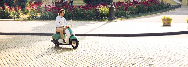 Knappe jongeman drijvende scooter — Stockfoto