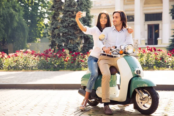 Happy couple making selfie photo — Stock Photo, Image