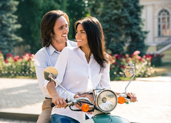 Pareja feliz coqueteando en scooter —  Fotos de Stock