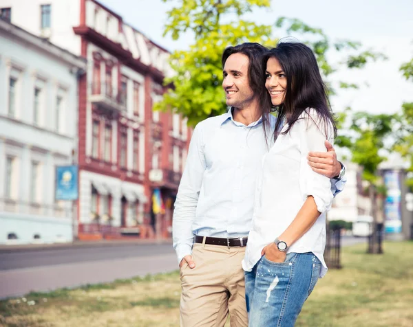 Smiling couple standing outdoors — Stock Photo, Image