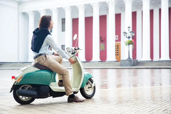 Homem começa sua scooter pronto para dirigir — Fotografia de Stock