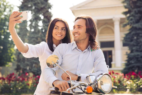 Casal alegre fazendo foto selfie — Fotografia de Stock