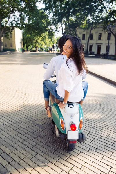 Gelukkige paar rijden op de scooter — Stockfoto