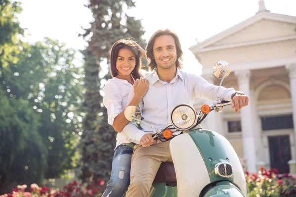 Jovem casal europeu em scooter — Fotografia de Stock