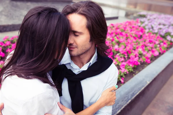 Jovem casal bonito ter um encontro — Fotografia de Stock