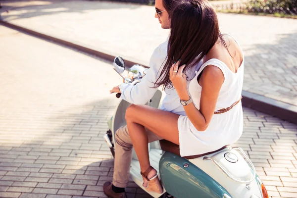 Пара на ретро скутере в городе — стоковое фото