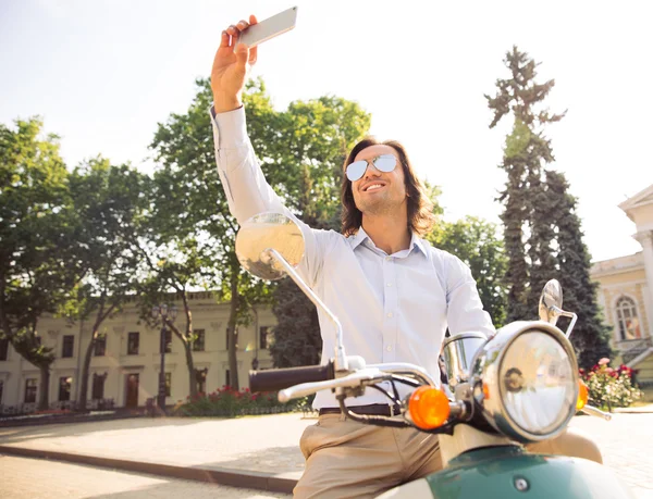 Bonito homem sorrindo fazendo foto selfie — Fotografia de Stock