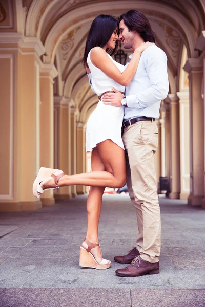 Full length portrait of a happy couple hugging — Stockfoto