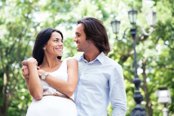 Sorrindo belo casal flertando ao ar livre — Fotografia de Stock