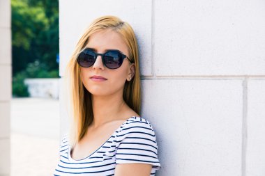 Güzel bir genç kadının portresi.