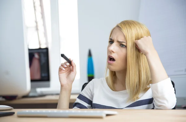 Shocked young woman working on computer — Stok fotoğraf